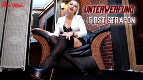 Unterwerfung! First Strapon