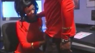 Nyota Uhura z serialu Star Trek Cosplayer zostaje wydymana przez oficera Floty Gwiezdnej