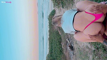 Peituda com LEITINHO NA BOCA faz um compilado das melhores fodas na praia