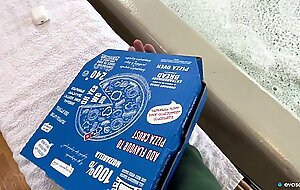 Eva soda, pizzabud slikkede vad fisse  cutie spiste kurerens sperm, eva soda