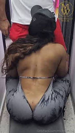 Michelle Wick chupando polla en el vestier