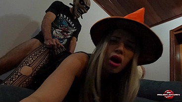 Den deilige lille heksen Melody Antunes koste seg på halloween med Eddie fra Iron Maiden og hadde med seg triks og godbiter, glad halloween!