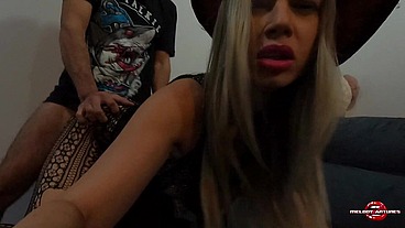 Den deilige lille heksen Melody Antunes koste seg på halloween med Eddie fra Iron Maiden og hadde med seg triks og godbiter, glad halloween!