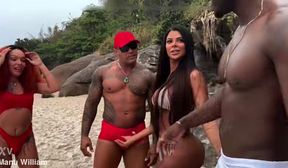meteram a roupa nos trans na praia em pblico
