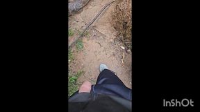 caminhando no parque de pau para fora da calca, esperando um puto para mamar.