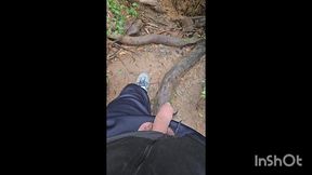 caminhando no parque de pau para fora da calca, esperando um puto para mamar.