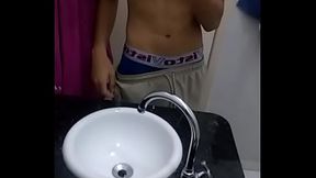 (Novinho Punheteiro) Sensualidade na Bermuda Tactel - Parte 1