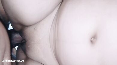 Ngentot mahasiswi cantik memek tembem. Sampai crot di memek mendesah kencang - Evesyantika