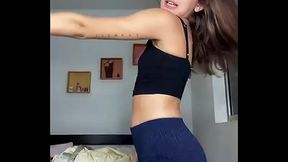 Magrinha da bunda grande e peitos pequenos