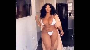 Morena con cuerpo perfecto