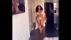 Morena con cuerpo perfecto
