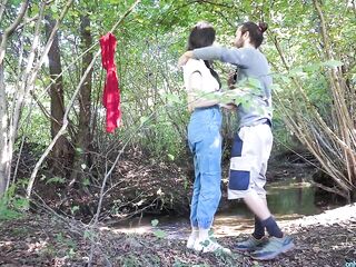 Coppietta trova un posticino nel bosco per una sveltina con sborrata interna!????