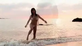 Salida Picante En La Playa Con Dulce Asiática Encantadora