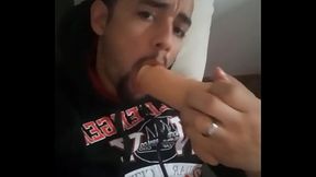 Logo cedo aquele tes&atilde_o eu doido pra da meu cu e gozar, peguei o consolo e foi demais