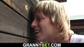Weirdly big-dicked dude bangs curvy granny at dressing room