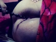 Metiéndome mis bolas anales mientras estoy solito