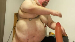 Filme solo hardcore de uma garota urso canadense gordinha sendo fodida analmente com um vibrador.