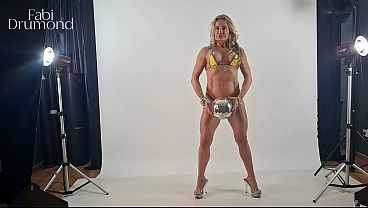 MILF gostosa foi tirar fotos, mas acabou gemendo no est&uacute_dio chupando gostoso o pau do fot&oacute_grafo