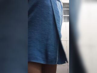 Sin ropa, solo una toalla de baño 1
