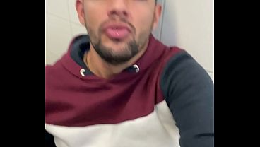 Fudendo no banheiro da academia