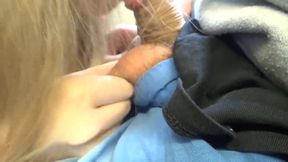 Sie fängt mitten in der S-Bahn an zu blasen