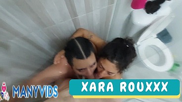 Mi Hermanastra Me Pide Que Le Limpie Su Coño Peludo En La Ducha Cuando Mi Marido Nos Espia ¡Terminamos Follando!