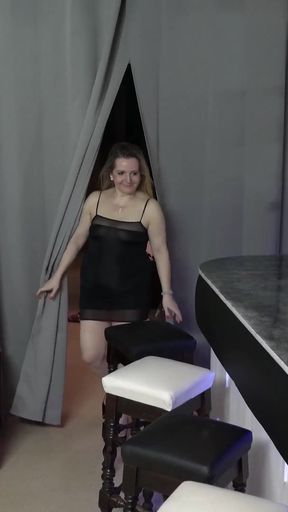 Mature Woman Used Her Charm to Enjoy Pleasure Time with Handy Guy