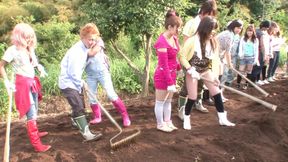 Japanese worker enjoys young Asian babes' love on the field
