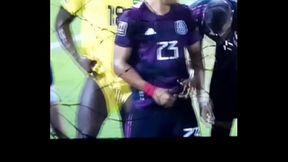 Futbolista de Jamaica mostrando piernas