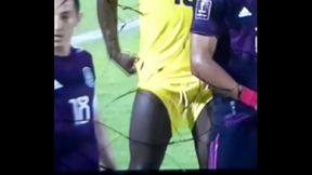 Futbolista de Jamaica mostrando piernas