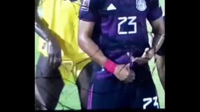 Futbolista de Jamaica mostrando piernas