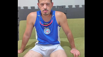 Falando putaria e gozando com uniforme do treino