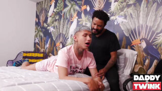 Avsugning, ansiktsprut, deep throat, slickande, kukar, pappa – mager Archi Gold, BBC blir analt knullad