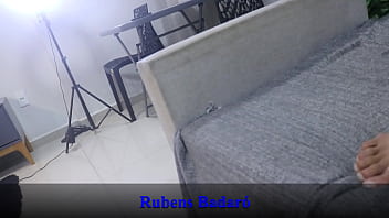 Enteada novinha olha o seu padrasto no banho e fica com tes&atilde_o no pauz&atilde_o dele e acaba dando para ele (VIDEO NOVO)