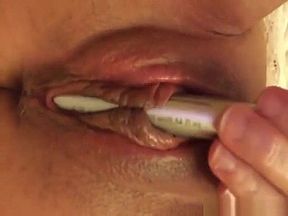 Amateur lady uses a vibrator to make her shaved pussy cum hard