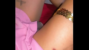 Sexy mariquita coqueteando piernas tersas