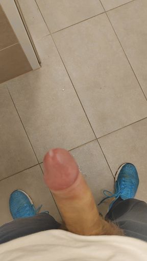 White, Skinny Boy Risky Handsfree Cumshout in Gym