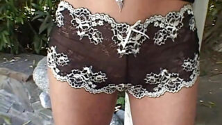 Lille brunette teenager Monique Madison tager dobbelt penetration og sæd i munden i vild anal trekant