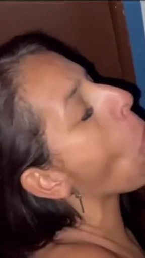 Ficamos Presas Com 4 Gostosos Na Cela Ao Lado E Fizemos Uma Fila De Boquete.