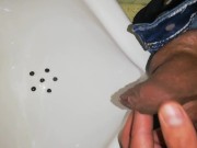 pissing desesperado en un baño publico casi me pillan