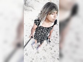 hot travesti camina en publico con minivestido y tacones violeta linda puta caliente