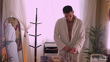 Comi o massagista massoterapeuta gato ap&oacute_s a massagem, gozei gostoso no rabo dele