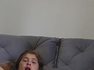 Mostrando axilas e pedindo leite