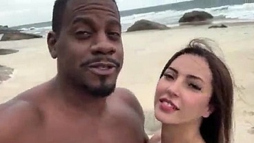Melissa Lisboa fodendo gostoso na praia de nudismo com marido, FÃ participou nao se aguentou gozou gostoso