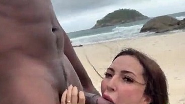 Melissa Lisboa fodendo gostoso na praia de nudismo com marido, FÃ participou nao se aguentou gozou gostoso