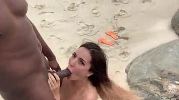 Melissa Lisboa fodendo gostoso na praia de nudismo com marido, FÃ participou nao se aguentou gozou gostoso