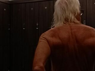 I'm playing with my cock in the gym locker room. See the old many body!