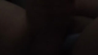 POV hjemmelavet video af ung europæisk fyr, der onanerer og kommer på hans stramme røv