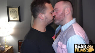 Ours gays gourmands sucent profondément avant de se faire défoncer le cul