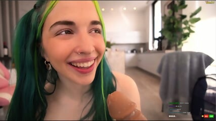 Chaturbate [Bailey Eilish] The Sexy Wife Of The Green Devil, Who Swallows A Giant Penis Whole